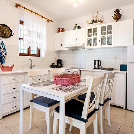 Cozy Traditional House In Thassos, Kallirachi 別荘